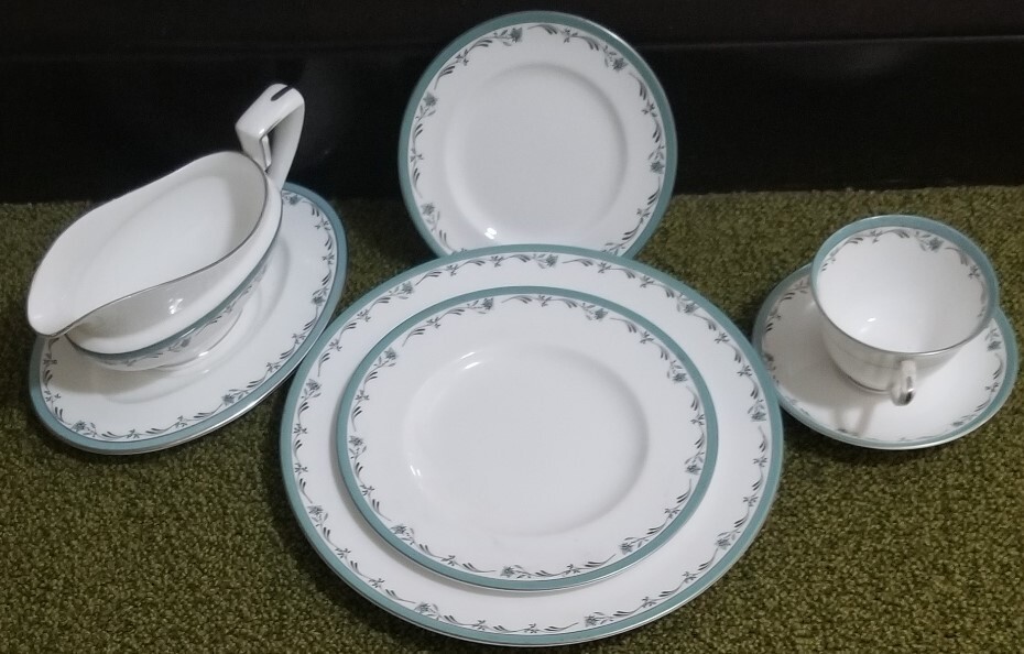 Royal Worcester Sea Rose DInnerware Set- 32 pieces. Perfect! gallery