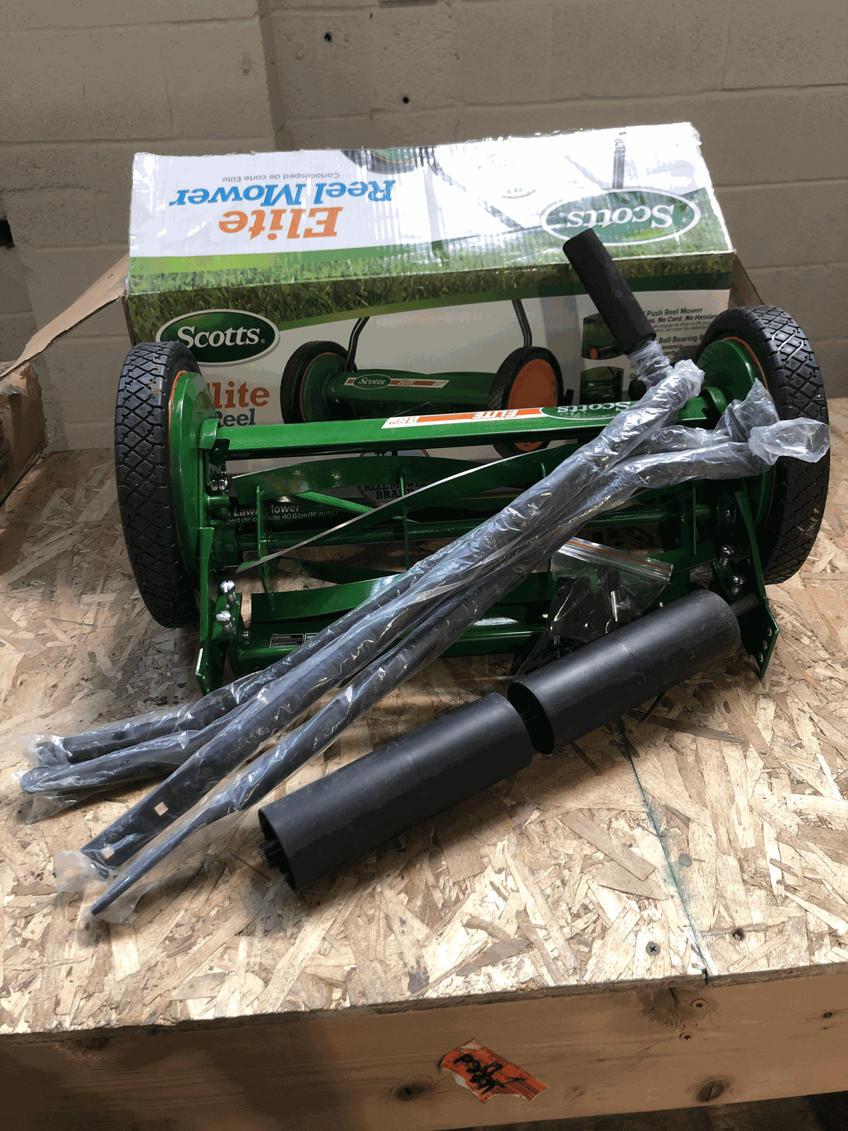 Scotts Scott's 16 in. Manual Walk Behind Push Reel Lawn Mower gallery