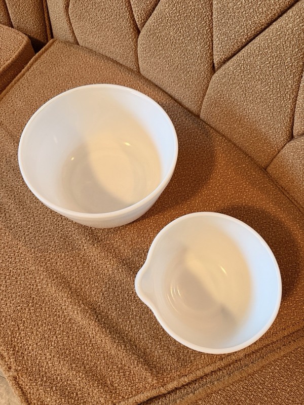 PYREX/Hamilton Ribbed Nesting Mixing Bowls Set of 2 w/ Pour Spout gallery
