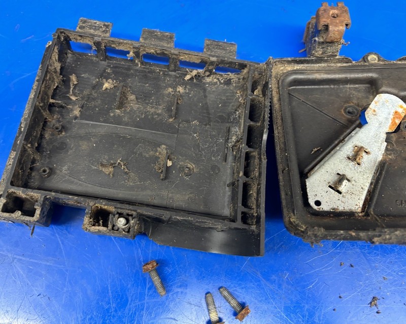 Briggs and Stratton Engine 124-T020464-E1 Air Cleaner Assembly 692298, 795259 gallery